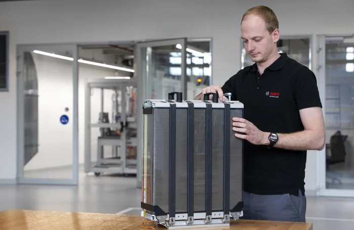 Bosch steigt in den Markt für mobile Brennstoffzellen ein und bereitet den Durchbruch der Technik für Lkw und Pkw vor. Wesentlich dafür ist der Stack, der als Herzstück einer Brennstoffzelle Wasserstoff in elektrische Energie wandelt