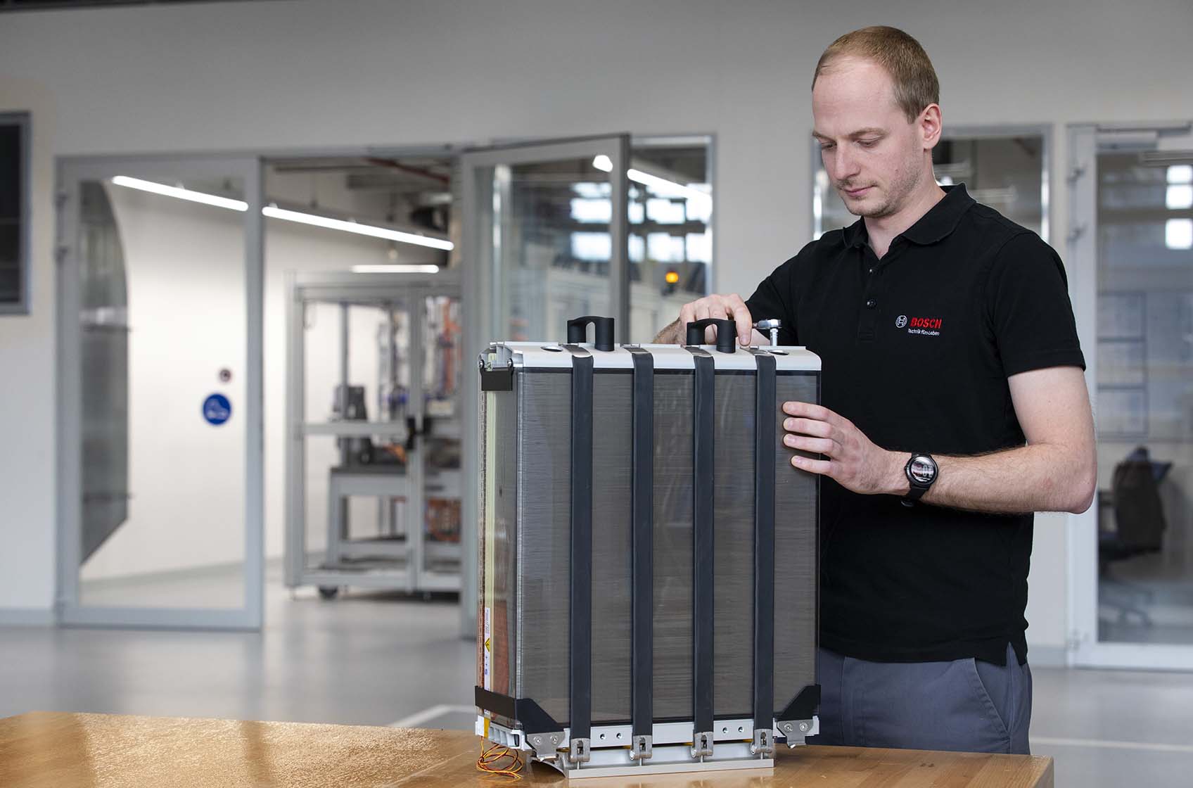 Bosch steigt in den Markt für mobile Brennstoffzellen ein und bereitet den Durchbruch der Technik für Lkw und Pkw vor. Wesentlich dafür ist der Stack, der als Herzstück einer Brennstoffzelle Wasserstoff in elektrische Energie wandelt